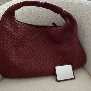 BOTTEGA VENETA
Veneta leather handbag
